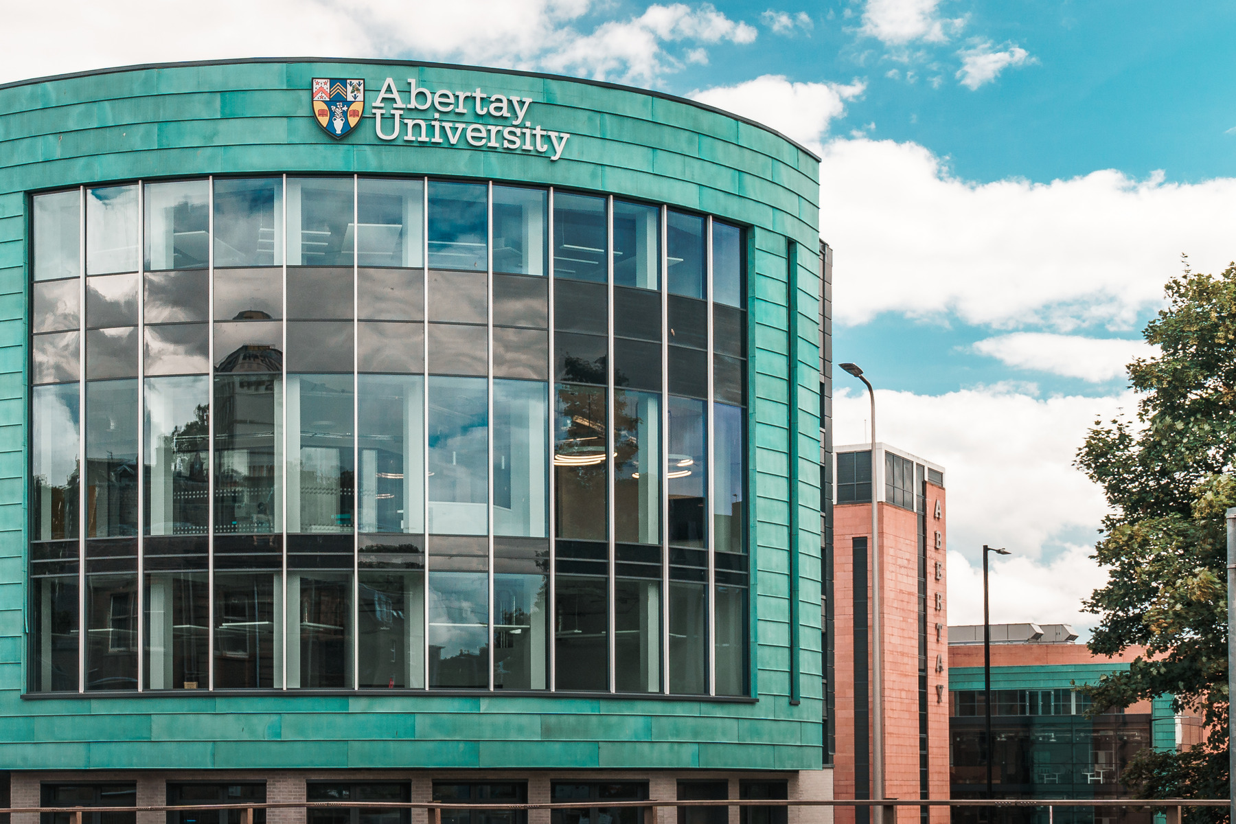 Oxford International Digital Institute and Abertay University launch new transnational education partnership